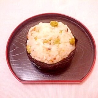 豆御飯のまんまる海苔巻きおにぎり